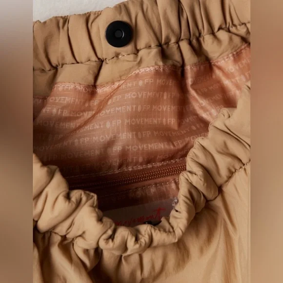 NWT FREE PEOPLE MOVEMENT REST DAY CARRYALL BAG SANDY - Picture 6 of 6